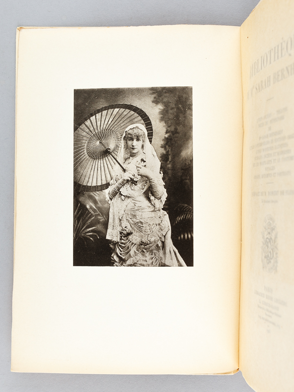 photo n°2 : Bibliothèque de Mme Sarah Bernhardt [ Exemplaire du tirage de luxe sur Papier de hollande ]