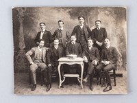 Photo originale prise le 3 juin 1908 à l'occasion de la soutenance de thèse du Docteur Edouard Castera, d'Hagetmau, Landes [ Portrait de groupe avec : Joseph Cazeaux, Rémy Darrigade, Francis Ducasse, André Lafourcade, Pierre So