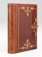 Bel album photo ancien en plein maroquin bordeaux [ avec 57 portraits par Philadelphe, Bordeaux ; Gabriel Guchens Mont-de-Marsan ; Maison dor&eacute;e, Bordeaux ; Renaud, Nantes ; Van den Bosch, Bordeaux ; Rue Peyroli&egrave;res, Toulouse ; Bernier ; J. d