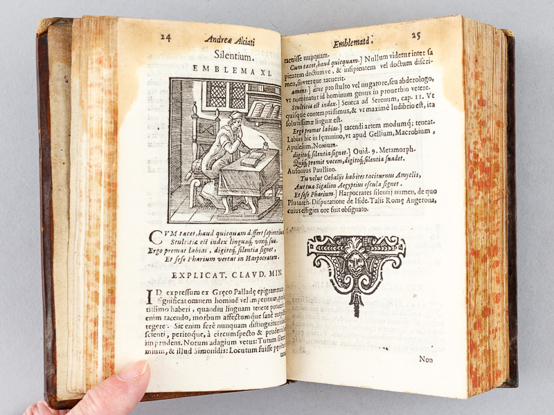 photo n°10 : Emblemata V. Cl. Andreae Alciati  cu. Imaginibus plerisque restitutis ad mentem Auctoris. Adiecta compendiosa explicatione Claudij Minois Divisionensis et notulis extemporarijs Laurentij Pignorii Patavini