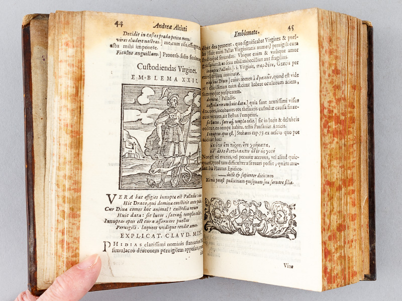 photo n°11 : Emblemata V. Cl. Andreae Alciati  cu. Imaginibus plerisque restitutis ad mentem Auctoris. Adiecta compendiosa explicatione Claudij Minois Divisionensis et notulis extemporarijs Laurentij Pignorii Patavini