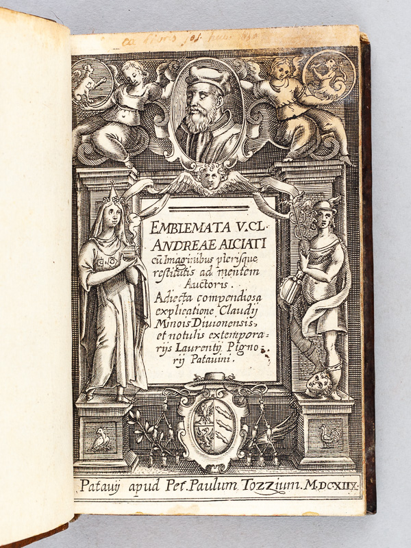 photo n°2 : Emblemata V. Cl. Andreae Alciati  cu. Imaginibus plerisque restitutis ad mentem Auctoris. Adiecta compendiosa explicatione Claudij Minois Divisionensis et notulis extemporarijs Laurentij Pignorii Patavini