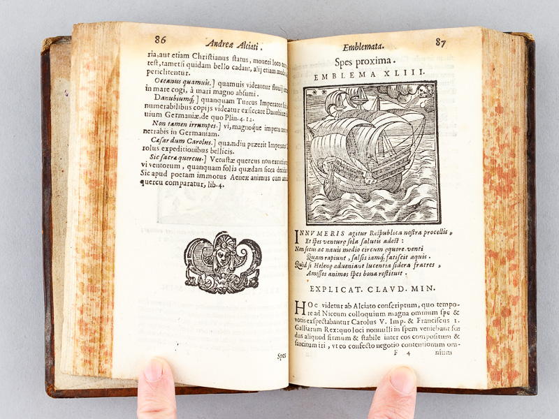 photo n°7 : Emblemata V. Cl. Andreae Alciati  cu. Imaginibus plerisque restitutis ad mentem Auctoris. Adiecta compendiosa explicatione Claudij Minois Divisionensis et notulis extemporarijs Laurentij Pignorii Patavini