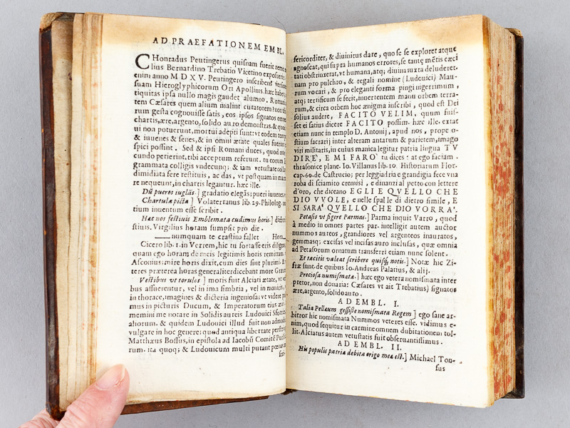 photo n°8 : Emblemata V. Cl. Andreae Alciati  cu. Imaginibus plerisque restitutis ad mentem Auctoris. Adiecta compendiosa explicatione Claudij Minois Divisionensis et notulis extemporarijs Laurentij Pignorii Patavini