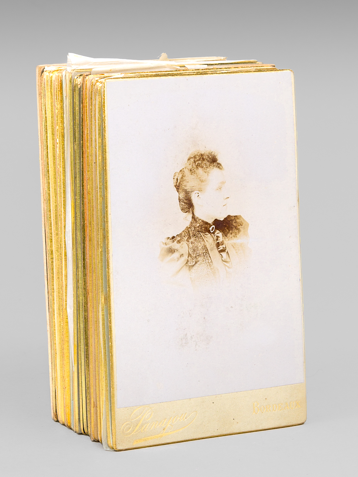 photo n°12 : [ Lot de 26 portraits photographiques anciens par des photographes bordelais : ] Panajou : 1 photo  ; H. Hénault : 3 photos ; G. Pradeaux ; 2 ; Charles Chambon : 2 ; Henry : 1 ; L. Coutenceau : 1 ; Léon Artigue : 1 ; E. Forest : 1 ; J. de Pa