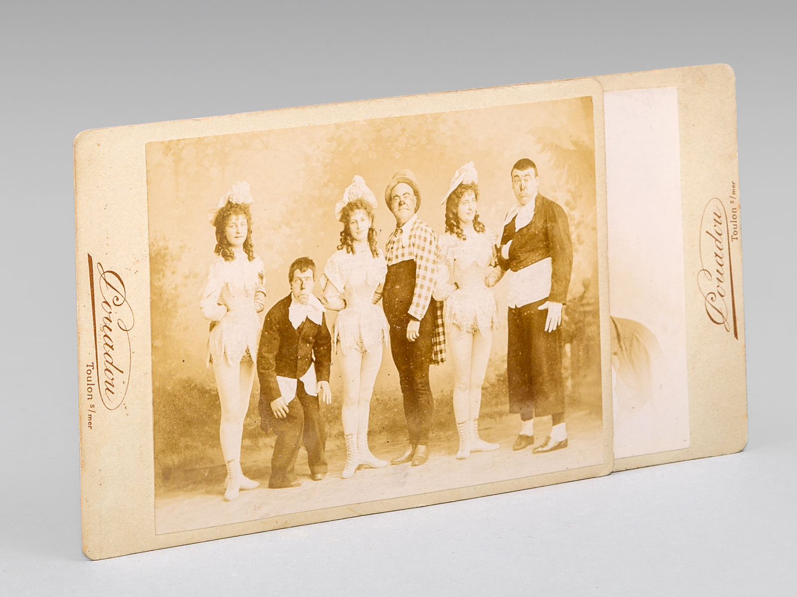photo n°8 : 2 photos anciennes d'une troupe de 3 clowns accompagnés de 3 jeunes femme (écuyères ou trapézistes ?). L'une dédicacée au verso : 'A mon cher ami Adrien Robert Bordeaux le 28 mars 1897' signée : 'Alfred Tro