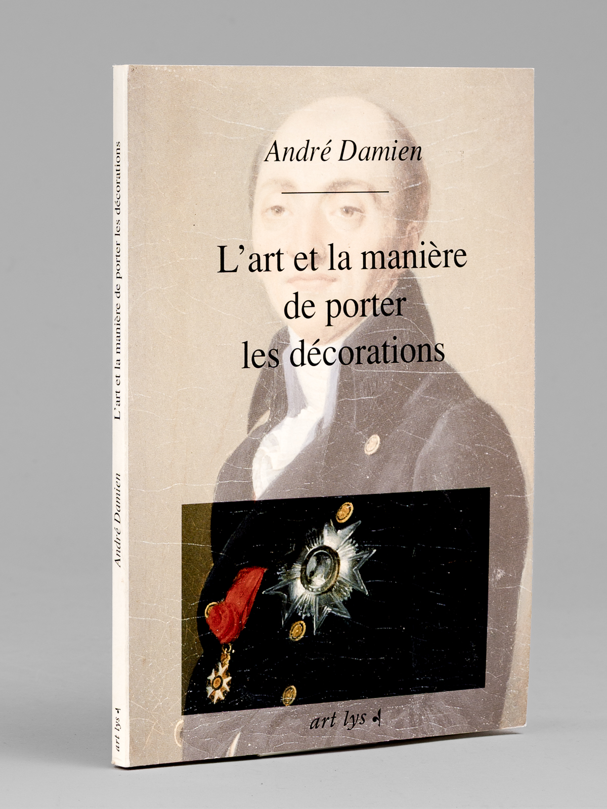 photo n°10 : L'art et la manière de porter les décorations. [ Livre dédicacé par l'auteur à Maurice Druon ]