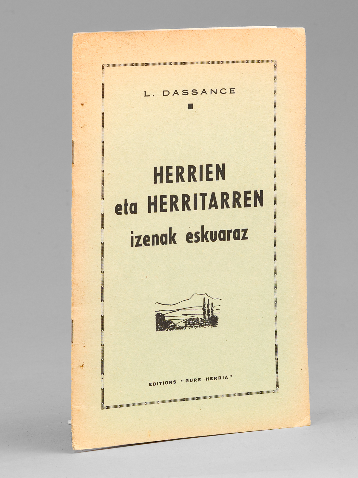 photo n&deg;8 : Herrien eta herritarren izenak eskuaraz [ Edition originale - Livre d&eacute;dicac&eacute; par l'auteur ] [ Nom des lieux du Pays-Basque et de ses habitants ]