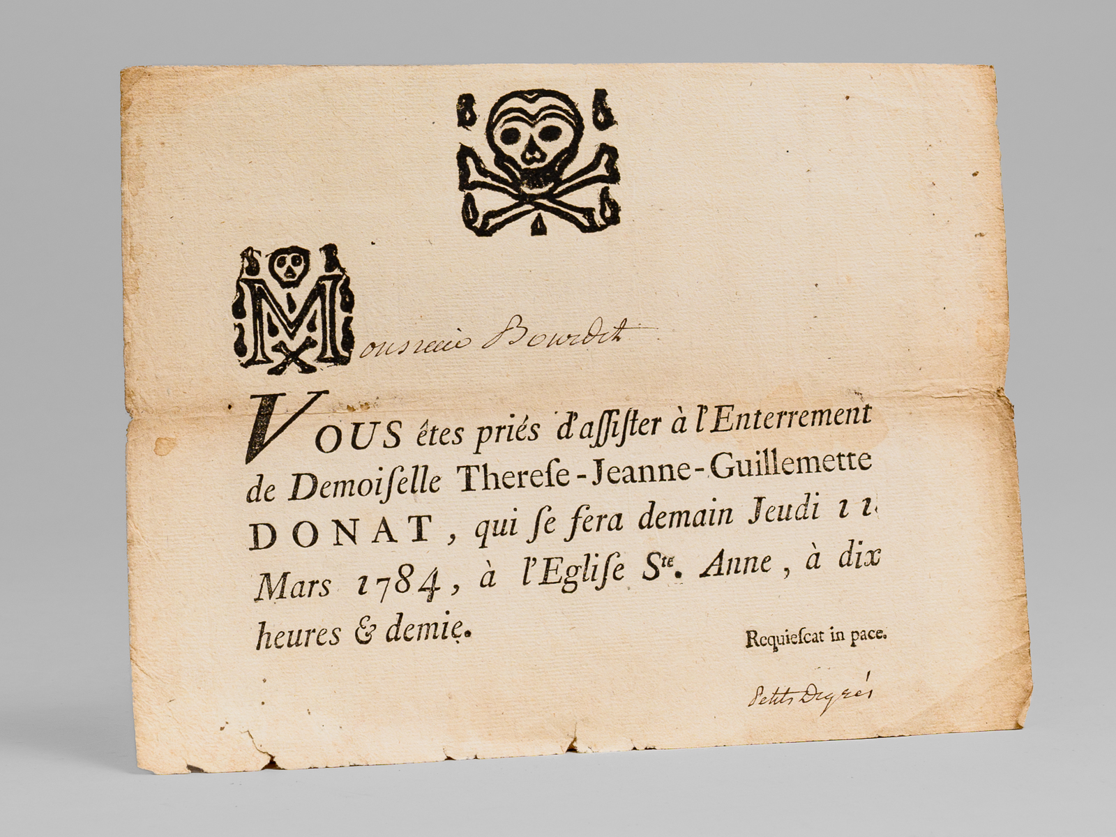 photo n&deg;7 : [ Billet mortuaire malouin imprim&eacute; avec gravure sur bois repr&eacute;sentant un cr&acirc;ne et des tibias entrecrois&eacute;s : ] [Manuscrit : Monsieur Bourdet] [Imprim&eacute; : ]Vous &ecirc;tes pri&eacute;s d'assister &agrave; l'Enterrement de De