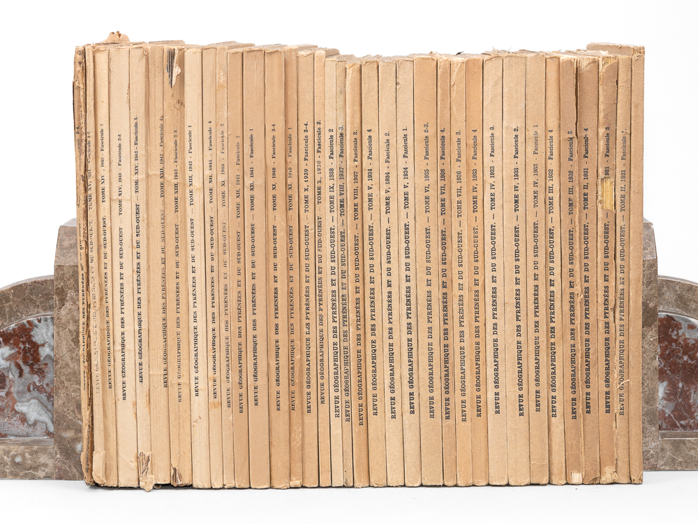 photo n°10 : Revue Géographique des Pyrénées et du Sud-Ouest [ Lot de 44 numéros non suivis, de 1930 à 1946 ] Tome 1, 1930, n° 1, 3, 4 ; Tome 2, 1931, n° 1, 3, 4 ; Tome 3, 1932, n° 3, 4 ;Tome 4, 1933, n° 1, 2, 3, 4 (C