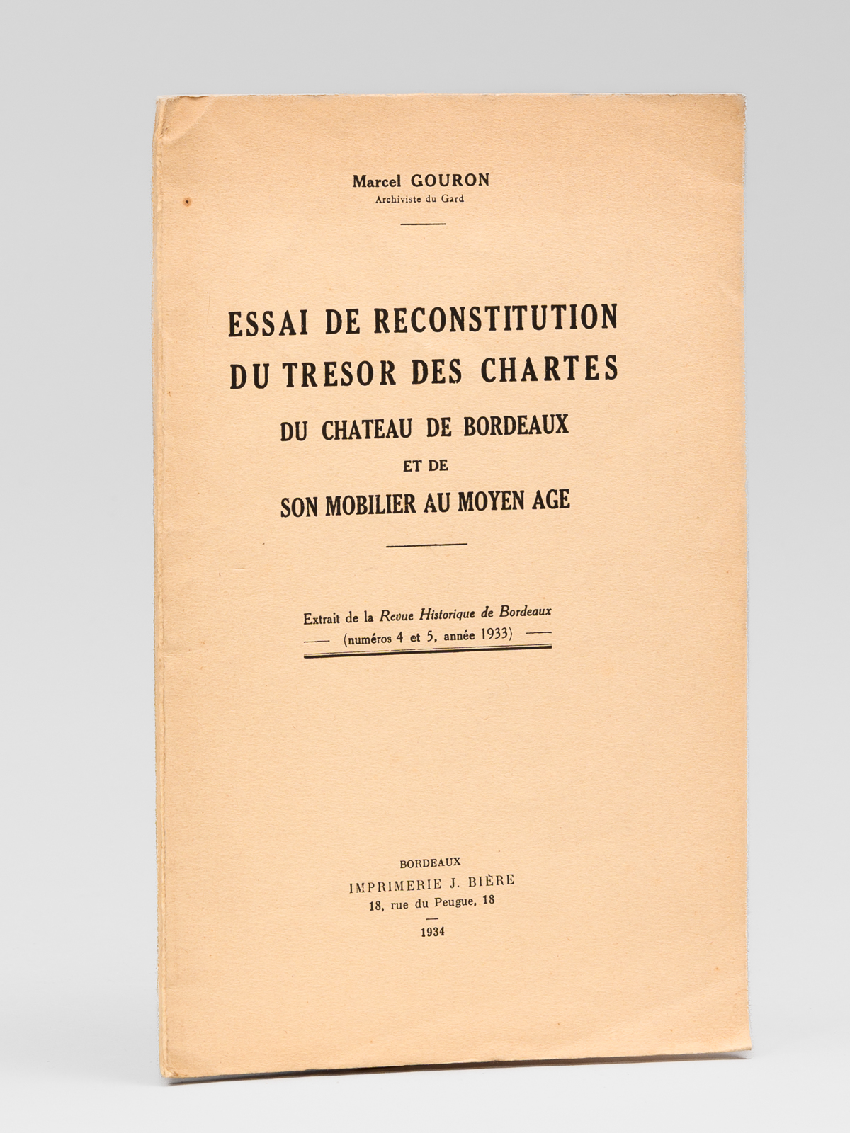 photo n&deg;8 : Essai de reconstitution du tr&eacute;sor des chartes du ch&acirc;teau de Bordeaux et de son mobilier au Moyen Age [ Livre d&eacute;dicac&eacute; par l'auteur ] [ On joint : ] Ancien inventaire des cartulaires historiques de la Guienne