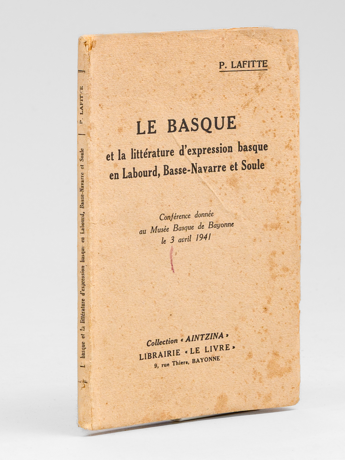 photo n&deg;11 : Le Basque et la litt&eacute;rature d'expression basque en Labourd, Basse-Navarre et Soule. Conf&eacute;rence donn&eacute;e au Mus&eacute;e basque de Bayonne le 3 avril 1941 [ Edition originale - Livre d&eacute;dicac&eacute; par l'auteur ]
