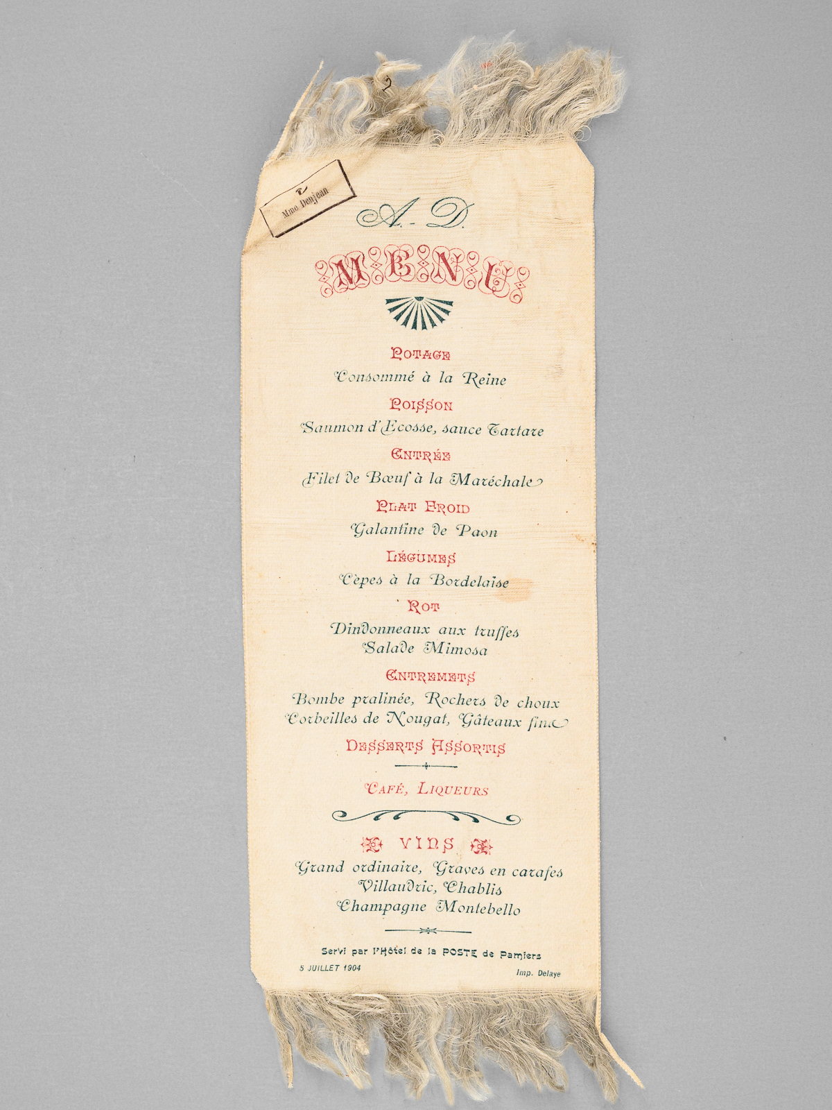 photo n&deg;5 : [ Menu imprim&eacute; sur Soie servi par l'H&ocirc;tel de la Poste de Pamiers, le 5 juillet 1904 : ] Potage - Consomm&eacute; &agrave; la Reine - Poisson - Saumon d'&Eacute;cosse, sauce Tartare - Entr&eacute;e - Filet de boeuf &agrave; la Mar&eacute;chale