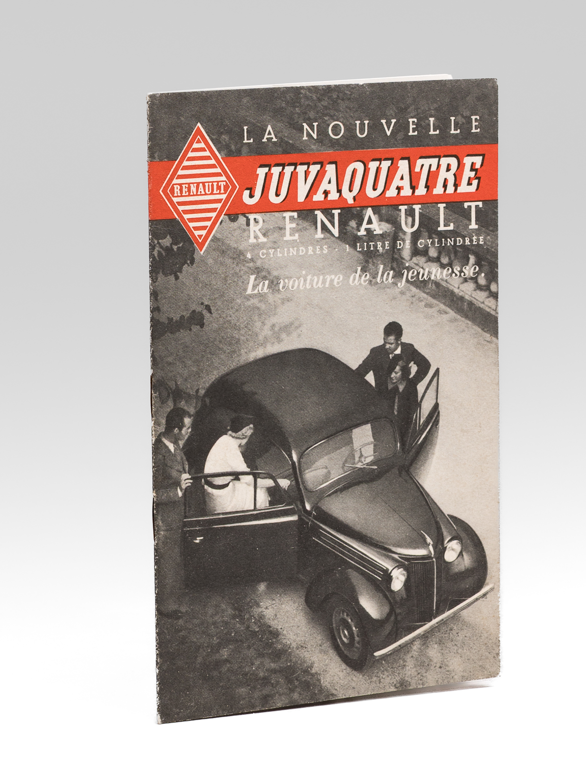 photo n&deg;10 : La Nouvelle Juvaquatre Renault. 4 cylindres, 1 litre de cylindr&eacute;e, 'La voiture de la jeunesse'