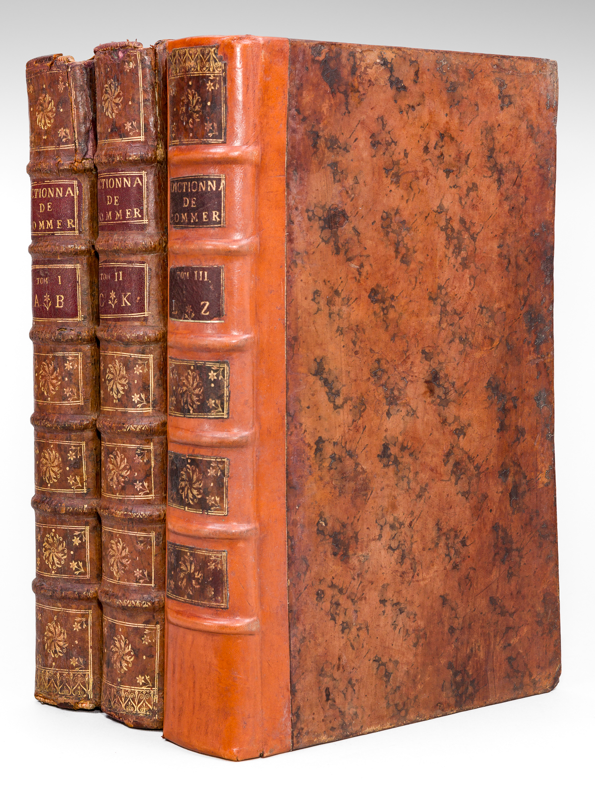 photo n°14 : Dictionnaire Universel de Commerce : contenant tout ce qui concerne le Commerce qui se fait dans les quatre Parties du Monde, par terre, par mer, de proche en proche & par des voyages de long cours, tant en gros qu'en détail (3 Tomes - Complet).
