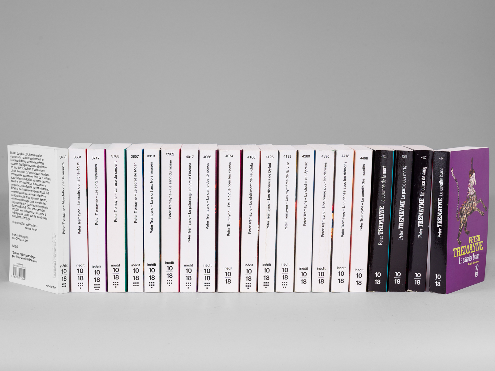 photo n°6 : ( Lot de 21 volumes, collection Grands détectives 10 18 ) : Absolution par le meurtre ; Le suaire de l'Evêque ; Les cinq royaumes ; La ruse du serpent ; Le secret de Moen ; La mort aux trois visages ; Le sang du moine ; Le pèlerinage d