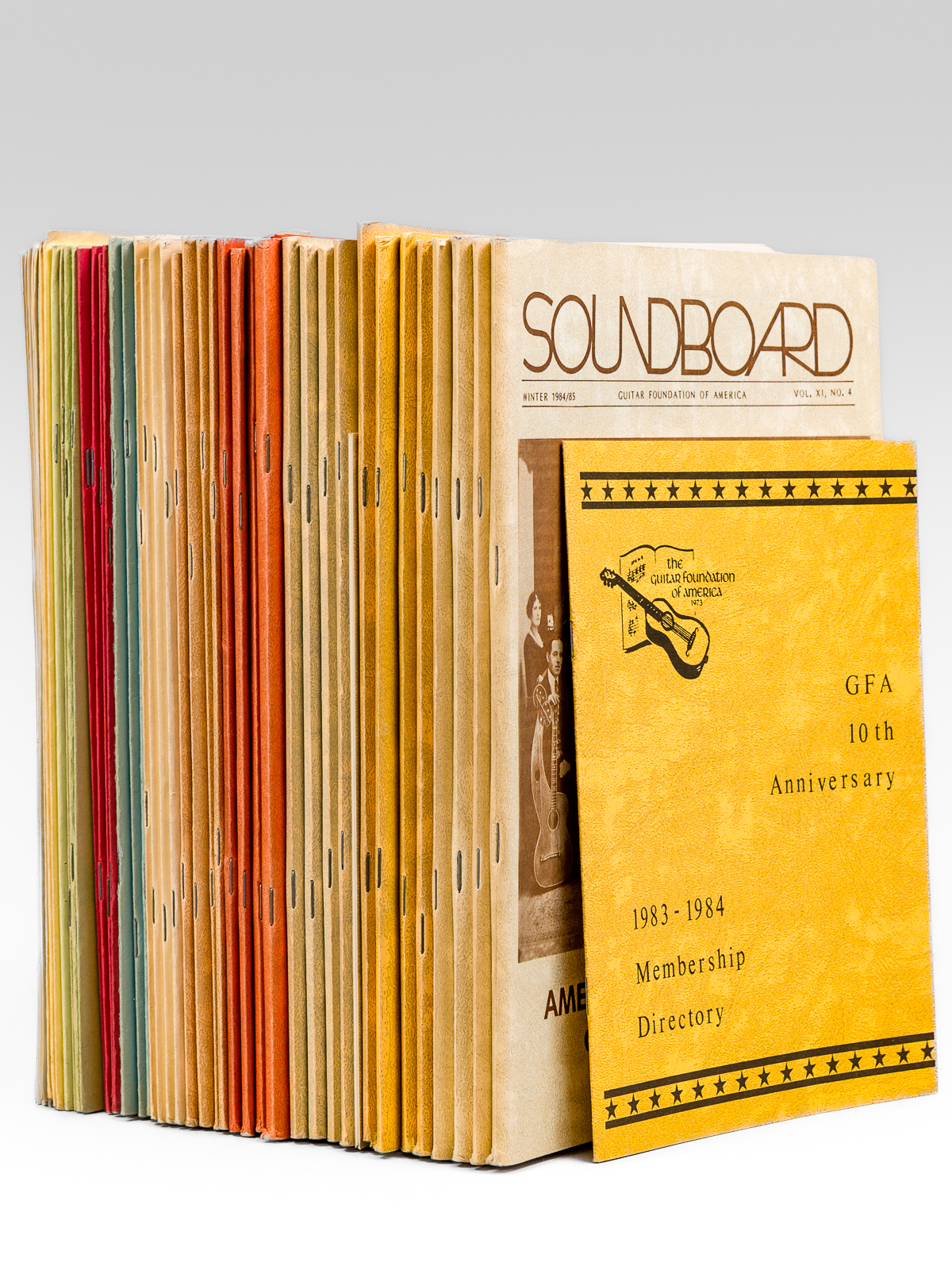 photo n°8 : The Soundboard. Quarterly Newsletter of the Guitar Foundation of America. [ Complete from n° 1, Vol. I February 1974 to n° 4, Vol XI, Winter 1984/85 - 44 Issues ]