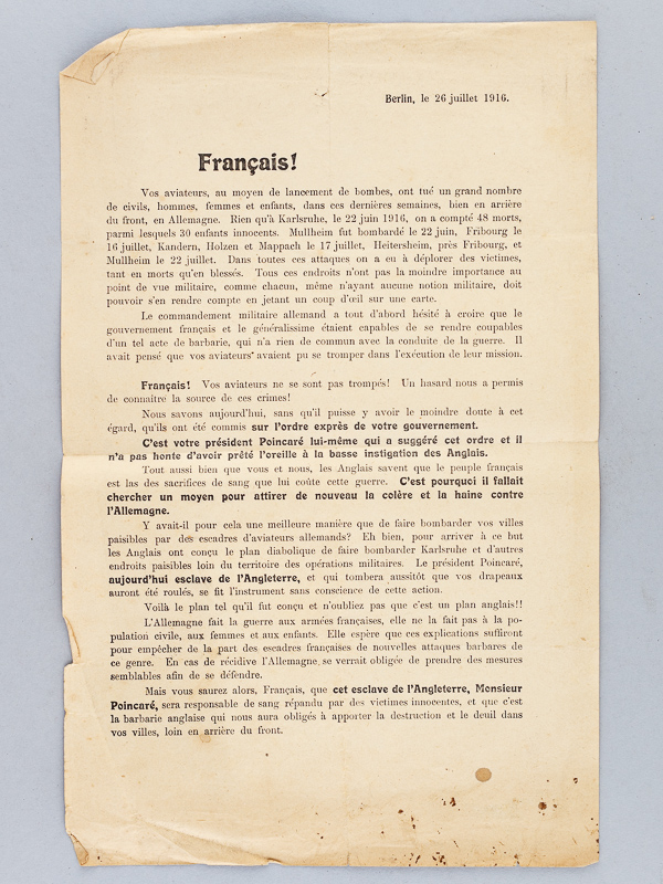 photo n°4 : Tract allemand en français daté de Berlin, le 26 juillet 1916 : 'Français ! Vos aviateurs, au moyen de lancement de bombes, ont tué un grand nombre de civils, hommes, femmes et enfants, dans ces dernières semaines, bien