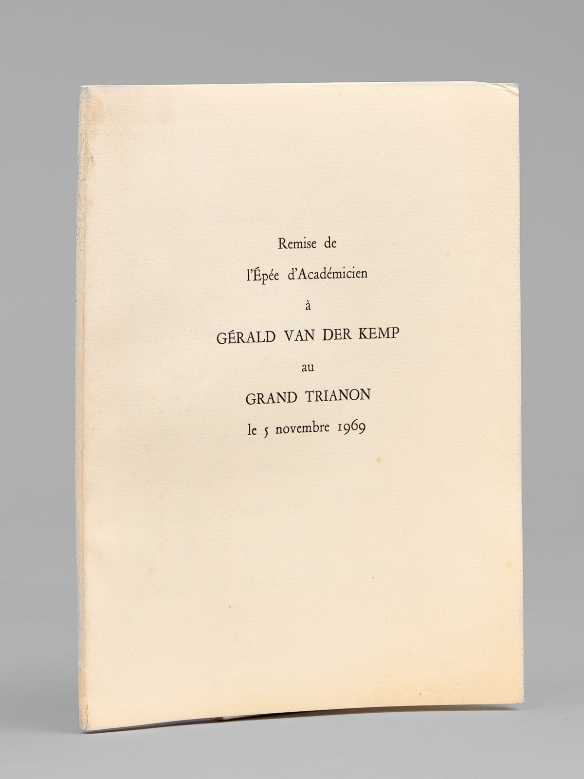 photo n&deg;7 : Remise de l'Ep&eacute;e d'Acad&eacute;micien &agrave; G&eacute;rald Van der Kemp au Grand Trianon le 5 novembre 1969 [ Livre d&eacute;dicac&eacute; par G&eacute;rald Van der Kemp &agrave; Maurice Druon ]