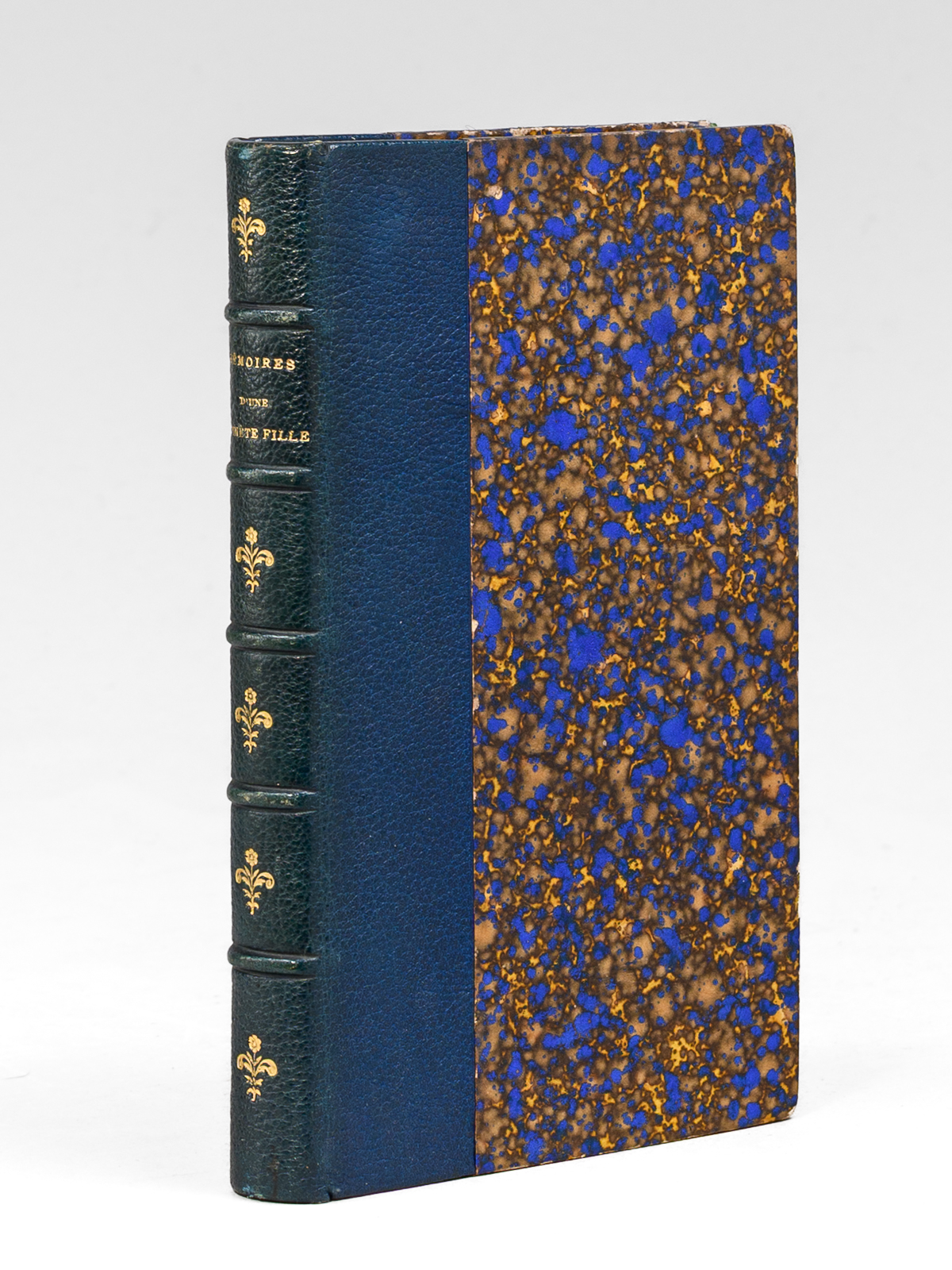 photo n&deg;9 : M&eacute;moires d'une Honn&ecirc;te Fille [ Avec le portrait interdit par la censure ]