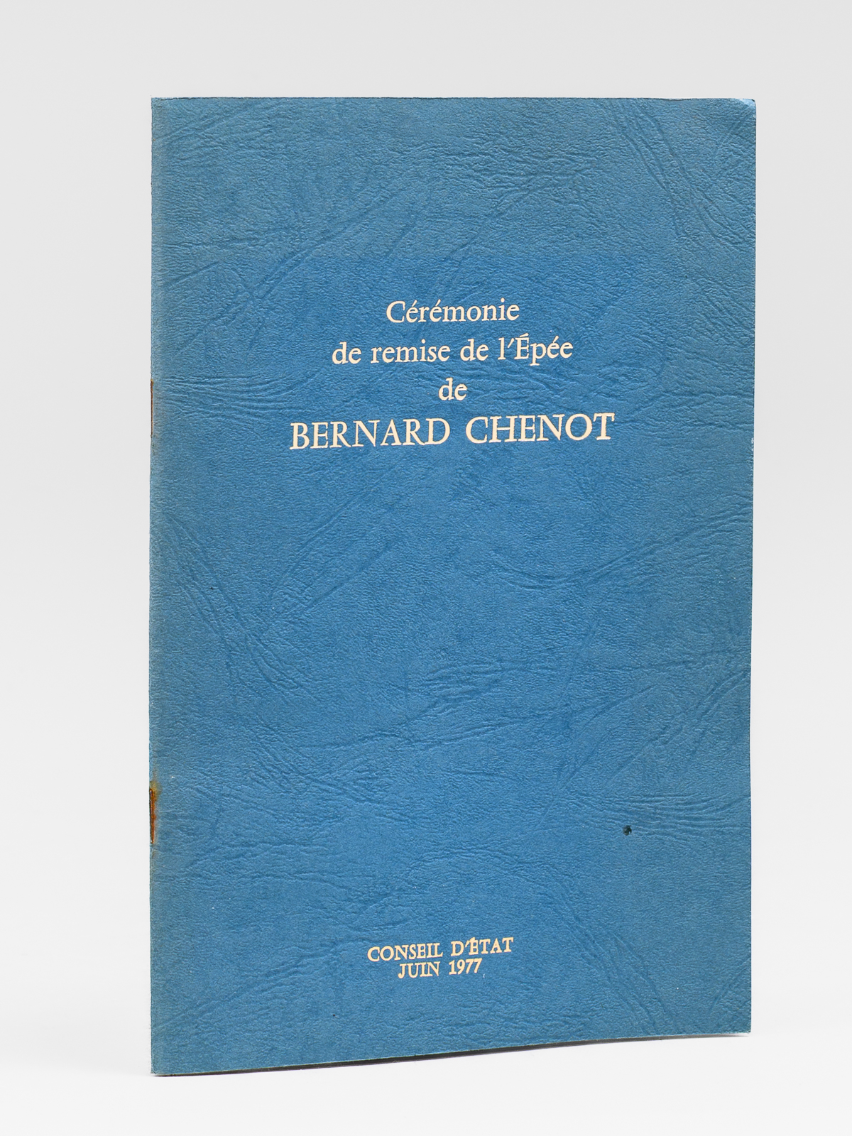 photo n&deg;8 : Discours prononc&eacute; lors de la c&eacute;r&eacute;monie de remise de l'&eacute;p&eacute;e de M. Bernard Chenot [ Livre d&eacute;dicac&eacute; par Bernard Chenot &agrave; Maurice Druon ]