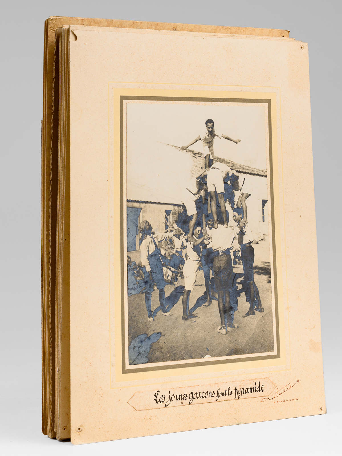 photo n&deg;17 : [Ensemble de 24 photographies grand format d'une oeuvre sociale pour l'enfance &agrave; l'Ile d'Ol&eacute;ron, vers 1923-1933 ] 'Un coin de lavabo' ; 'La salle de gymnastique' ; 'Un dortoir' ; 'Les jeunes gar&ccedil;ons font la pyramide' (cachet 'Labadie,