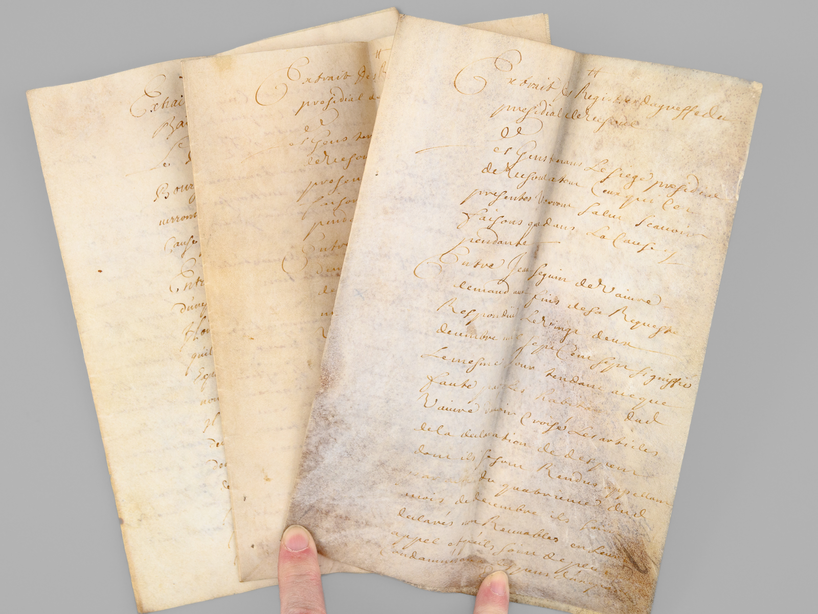 photo n&deg;6 : [ Acte judiciaire condamnant au d&eacute;pens suite aux poursuites pour injures, Vesoul, juillet 1699 : ] 'Extrait des Registres du greffe du Bailliage Royal de Vesoul. Le Bailly d'Amont au Comt&eacute; de Bourgogne &agrave; tous ceux qui ces pr&eacute;se