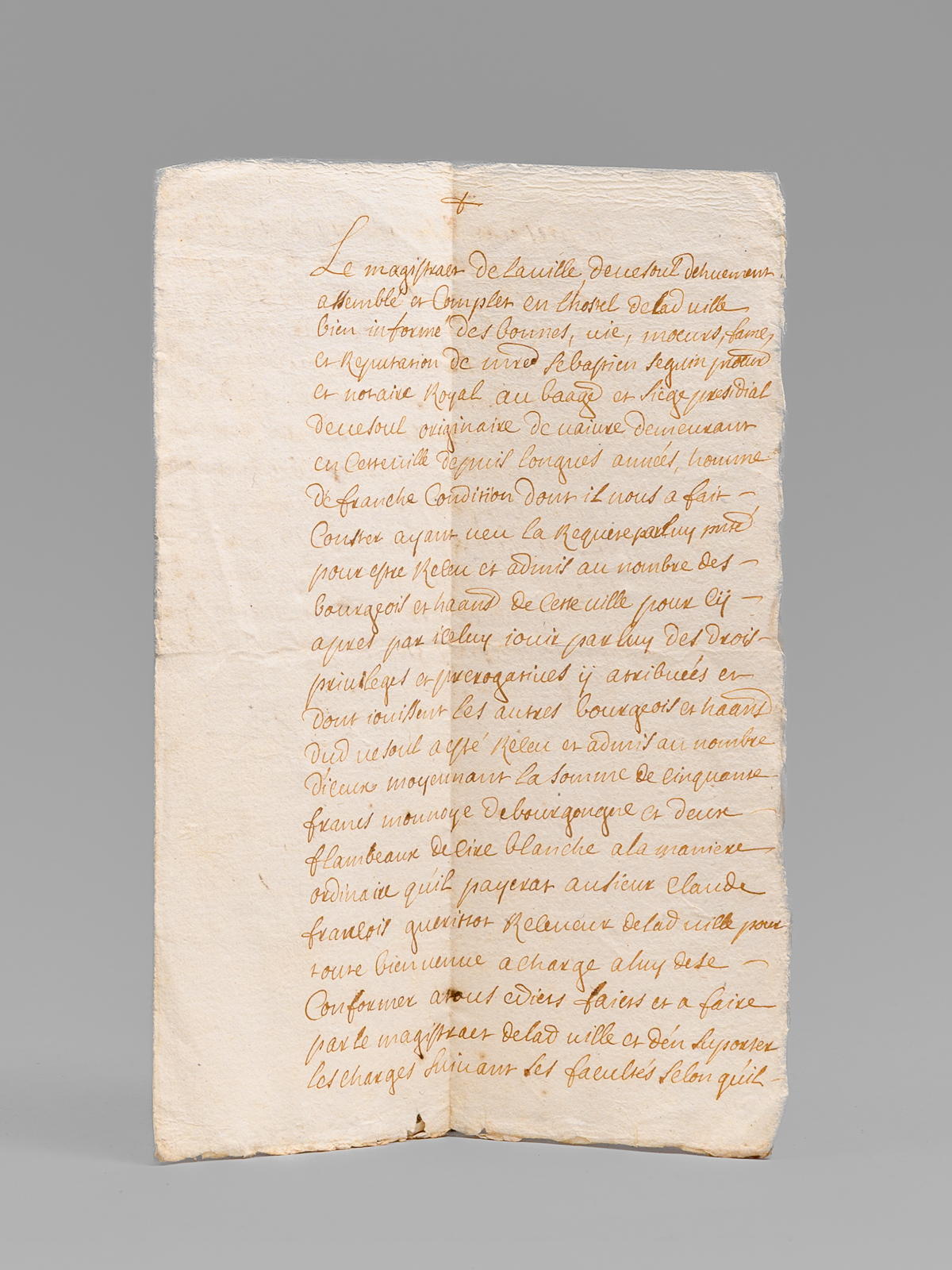 photo n&deg;8 : [ Manuscrit - Acte de r&eacute;ception &agrave; la bourgeoisie de la ville de Vesoul, dat&eacute; du 15 juillet 1702 : ] 'Le magistrat de la ville de Vesoul deuement [d&ucirc;ment] assembl&eacute; et complet en l'hostel de lad[ite] ville bien inform&eacut