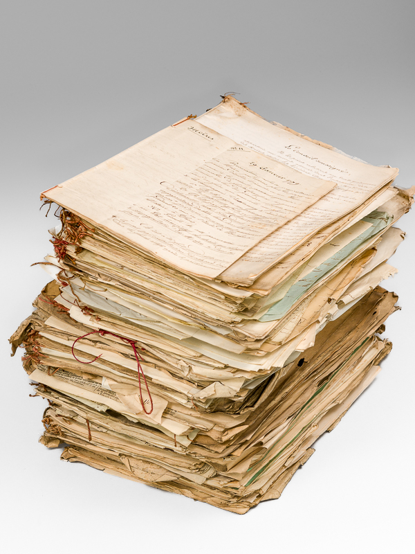photo n°20 : Archives de l'Affaire des Moëres [ Litiges faisant suite à la création des polders près de Dunkerque - Contient ] : Dossier sous chemise usagée intitulée 2e liasse 3e, contenant nombreux imprimés relatifs &ag