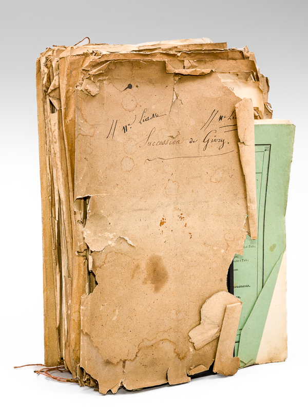 photo n°20 : Archives relatives aux litiges suscités par la succession de Guillaume Louis Jame de Givry, ancien conseiller du Roi, maître ordinaire en sa chambre des Comptes, mort sans héritiers le 18 mai 1825 [Contient : ] Fort dossier sous chemis