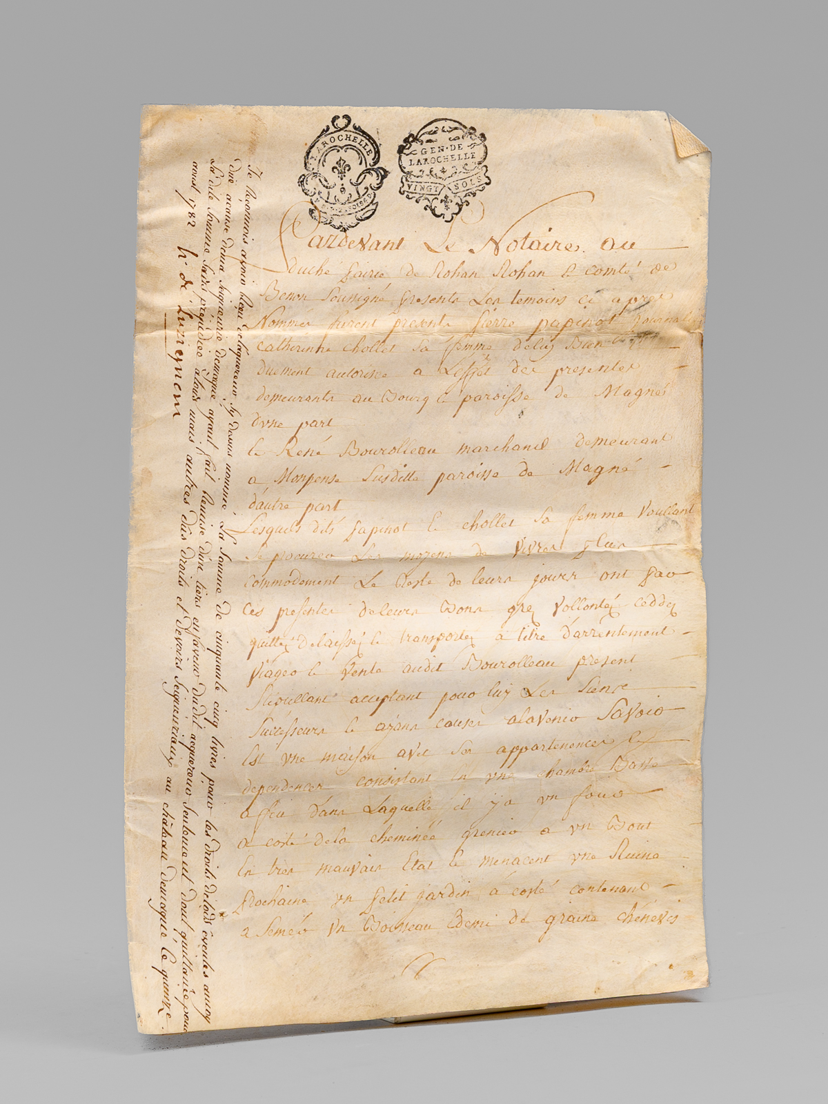 photo n&deg;6 : [ Document sur V&eacute;lin : Acte d'arrentement dat&eacute; de 1780, relatif &agrave; la commune de Magn&eacute;, pr&egrave;s de Niort, sign&eacute; par H. de Luzignem ] Par devant le Notaire au Duch&eacute; Pairie de Rohan-Rohan et Comt&eacute; de Benon