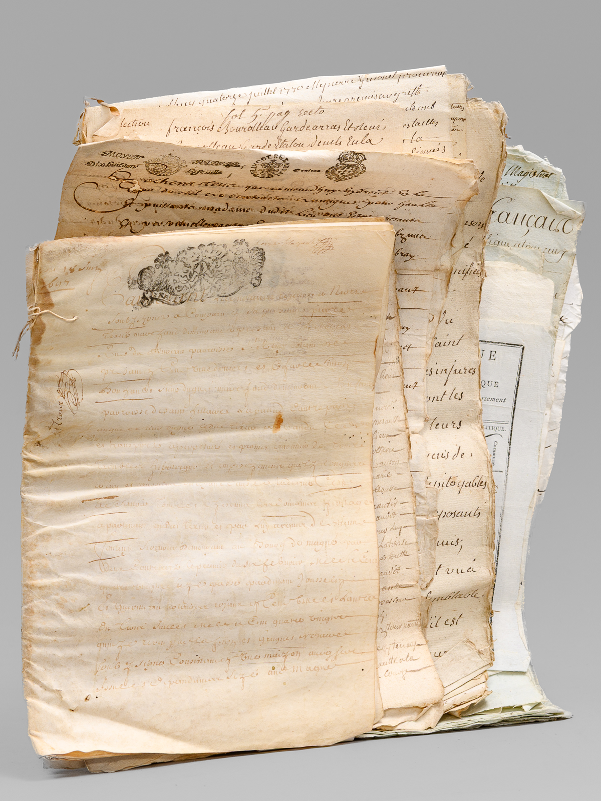 photo n&deg;12 : [ Lot d'archives XVIIIe et d&eacute;but XIXe relatifs &agrave; la commune de Magn&eacute; [ Deux-S&egrave;vres ]] I : 4 pi&egrave;ces XVIIIe dont acte de vente sur v&eacute;lin, 8 ff. dat&eacute;s de 1697, acte de vente dat&eacute; de 1680,II : Importante